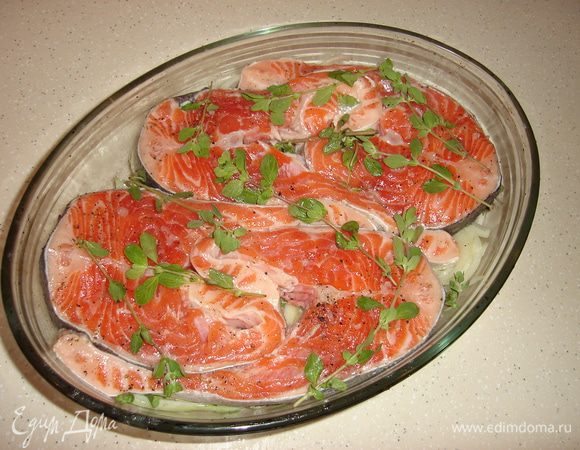 Сверху выложите рыбу, желательно, чтобы кусочки лежали довольно близко.