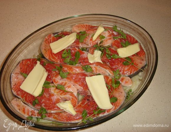 На рыбу (да простят меня диетологи!) выложите кусочки сливочного масла. Во время приготовления масло растает и будет пропитывать рыбу, не давая ей подсохнуть, а вкус станет только нежнее.