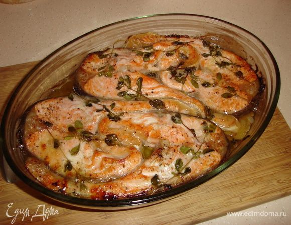 Запекайте рыбу в режиме «верх-низ» и конвекция при температуре 200°C до появления нежного «румянца», а затем доведите до готовности без конвекции. Можно прикрыть мокрым пергаментом во второй части запекания. Всего запекание длится 15–20 минут. Все зависит от духовки.