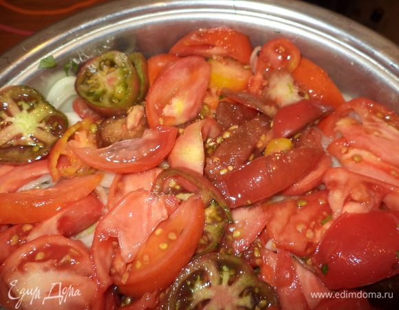 Теперь уложите слои в обратном порядке: зелень, перец, лук и последний слой — всегда помидоры. Слоев может быть и больше, если вы готовите на огромную компанию. Обязательно влейте сок от помидоров, добавьте стакан светлого пива и поставьте сначала на средний огонь, пусть появится сок, затем можно увеличить нагрев, чтобы содержимое закипело. Дальше переведите на медленный огонь и забудьте о кастрюле часа на 1,5–2, правда, забыть будет сложно — такой будет стоять аромат!