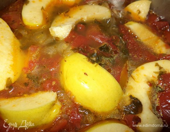 Теперь можно положить дольки айвы и картофеля, варить до готовности. Если нет айвы, можно с одной картошкой, но я очень советую найти айву, она придает блюду изюминку!