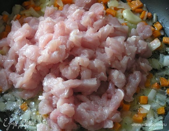 Филе индейки мелко нарезать, добавить к обжаренным овощам.