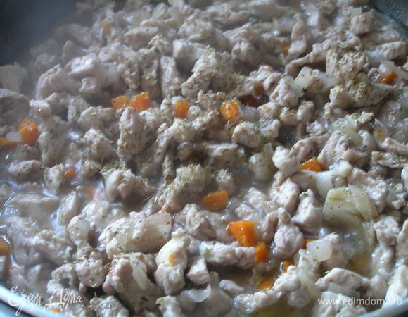 Когда соус от обжарки выпарится, добавить вино и вновь дать соусу выпариться. Всыпать майоран.