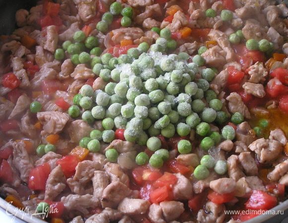 Затем добавить зеленый горошек.