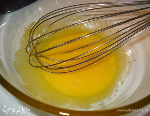 Тесто:
Духовку разогреть до 230°C.
Масло растопить. Какао соединить с мукой и крахмалом, просеять.
Желтки растереть с 25 г сахара. Добавить 2 ст.л. растопленного масла.