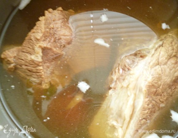 Говядину отварить в воде с добавлением луковицы,моркови,корня петрушки,соли,перца,лаврового листа.Бульон не сливаем,он нам понадобится.Готовое мясо охладить вместе с бульоном,что бы оно оставалось сочным.