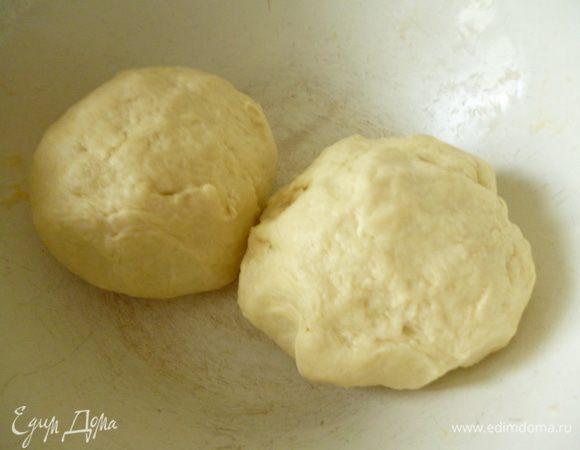 Приготовим тесто:охлажденный маргарин нарезать на кубики и перетереть с мукой до состояния крупной крошки.Сделать углубление в мучной смеси,добавить слегка взбитое вилочкой яйцо,соль,уксус и бульон и замесить очень мягкое,слегка липнущее к рукам тесто.Разделить его на 2-3 части (по количеству рулетов), посуду с тестом накрыть пленкой и поставить в холодильник минимум на час.Тесто можно приготовить также с вечера и оставить его в холодильнике до утра.Мука,яйцо бывают разные,поэтому количество муки и бульона может варьироваться-плюс минус одна ложка.