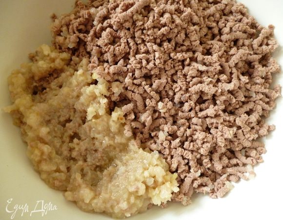 Лук нарезать крупными полукольцами и спассеровать его на растительном масле до прозрачности.Остудить. Отварную говядину пропускаем через мясорубку вместе с луком,масло от лука тоже добавляем к фаршу.