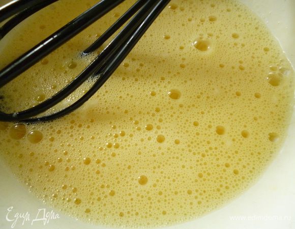 Яйца взбить венчиком до появления пенки.