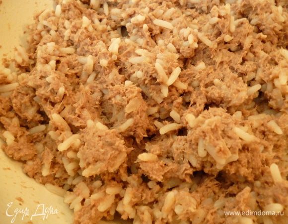 Рис промыть и сварить его до готовности в 1 стакане бульона.Рис не должен перевариться,но не быть твердым.Остудить. Добавить к мясному фаршу.Вылить яичную смесь,поперчить (я использую смесь перцев). Перемешать,попробовать на соль,если надо,то досолить. Если фарш суховатый, то добавьте 2-3 ложки бульона.