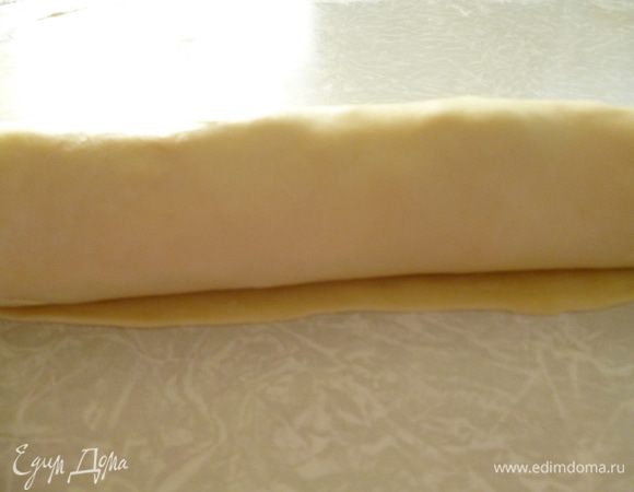 Затем свертываем рулетом.