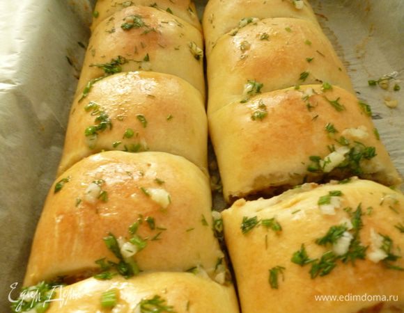 А можно поступить и так:измельченный чеснок растереть с солью,добавить ложку растительного масла,измельченный укроп, 2-3 ложки бульона и этим соусом смазать еще горячие рулеты,накрыть их бумагой для выпечки и дать постоять так 5-10 минут.И еще: вы можете использовать готовое слоеное тесто, но это уже будет не совсем еврейская маина:)