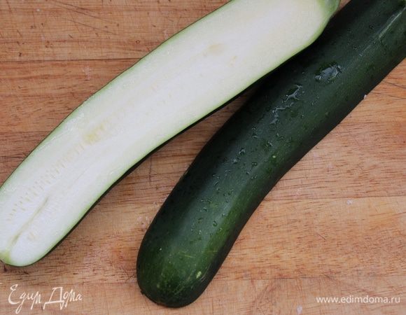 Цукини вымыть, разрезать вдоль пополам.