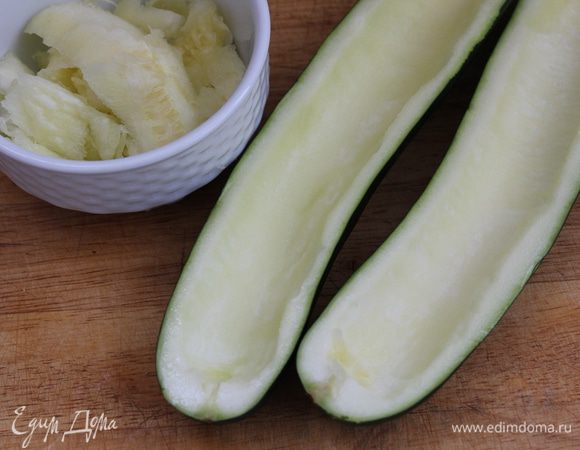 Выскрести мякоть, оставив стенки 0,5-0,7 см.