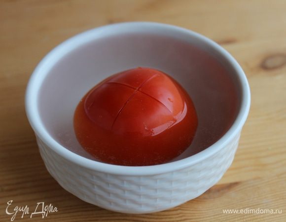 На помидорах сделать крестообразные надрезы, обдать кипятком, очистить от кожицы и нарезать кубиками.