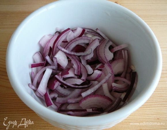 Луковицу разрезать на 2 части, каждую часть разрезать еще на 2 части и нарезать тонкой соломкой.