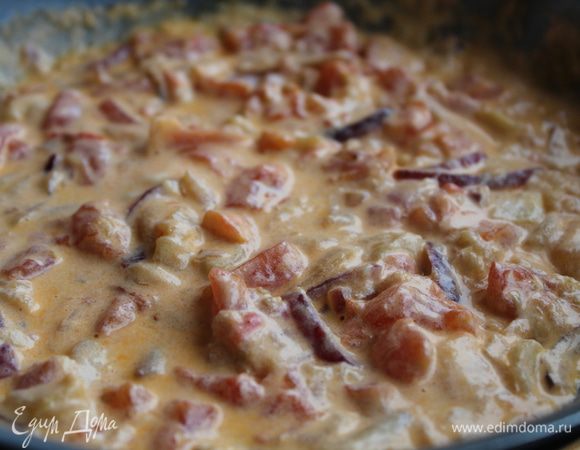 Положить в начинку сливочный сыр и сливки, довести до кипения. Снять с огня, добавить креветки,соль и перец, посыпать тимьяном.