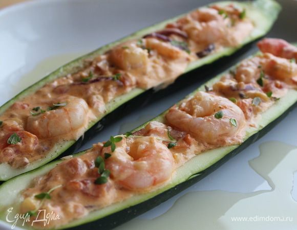 Нафаршировать получившейся смесью лодочки цукини. Поместить их в смазанную маслом форму и запекать в разогретой до 200 г духовке 10-15 минут.