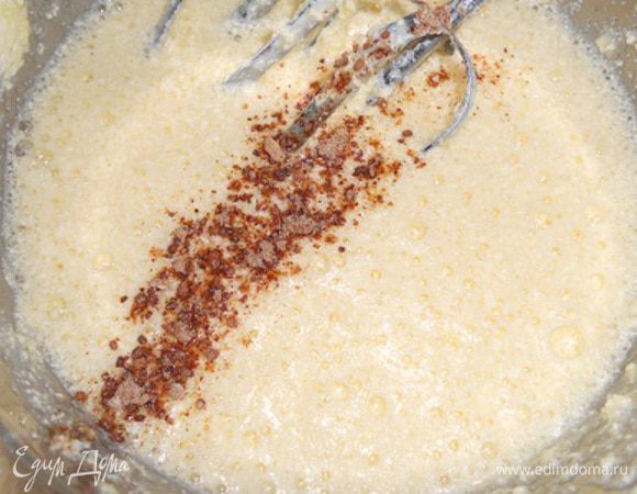 размягченное масло растереть с сахаром и яйцами, добавить ванильный сахар и специи