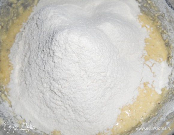 добавить муку и разрыхлитель, перемешать