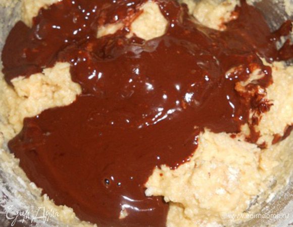 добавить растопленный шоколад и перемешать до однородной массы