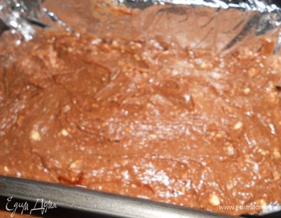 кладем тесто в форму, выстеленную бумагой для выпечки