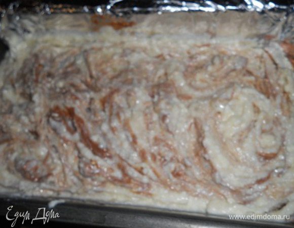 кладем творожную массу поверх шоколадной и немного перемешать ножом обе массы, выпекать около 35 мин. при т. 180-190 гр. до золотистой корочки, достать из духовки, полностью остудить в форме, затем извлечь на тарелку, приятного всем чаепития.....