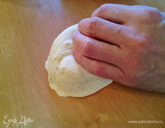 Сначала замешиваем тесто из всех указанных для него продуктов.
Вначале тесто будет липким, но в процессе вымешивания липкость будет уходить и оно станет очень эластичным. Я обычно смешиваю все продукты и начинаю месить в миске, а потом вымешиваю на столе (круговыми движениями). Ориентировочно 10 минут.
