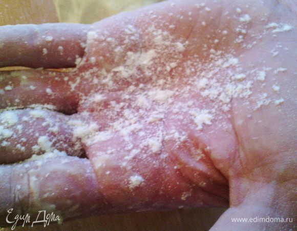 Мука бывает разной. Если вдруг тесто остается липким, можете чуть-чуть присыпать ладонь мукой и продолжать месить. Очень ВАЖНО тесто не забить мукой, иначе оно будет не такое податливое.