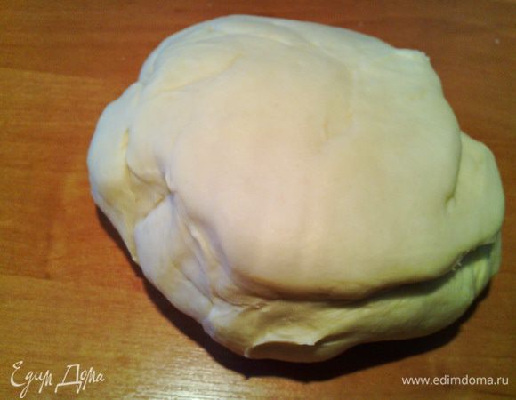 После того, как тесто вымешено, его нужно отбить об стол не менее 50 раз (я отбиваю 70).
После этой процедуры тесто меняет структуру. Становится более однородным, мягким и эластичным.