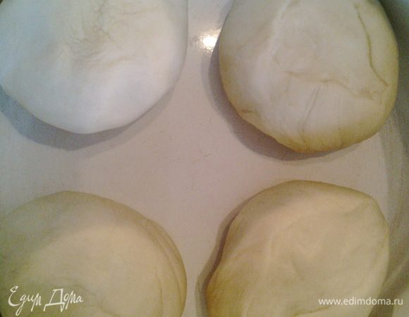 Делим тесто на 4 части, кладём в посуду и накрываем плёнкой. Советую положить тесто так, чтобы кусочки не соприкасались друг с другом. Убираем тесто в холодильник на 1 ч 10 мин.