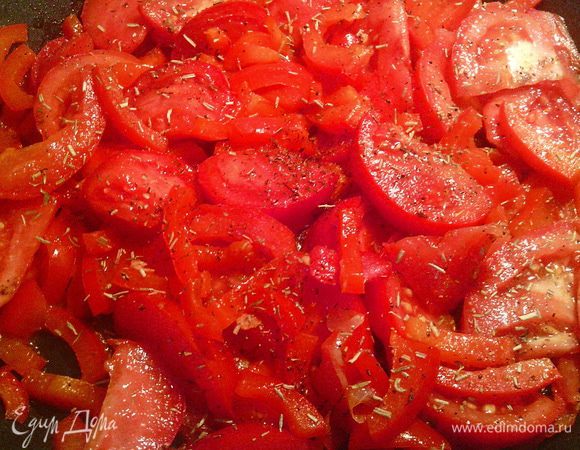 Начинка №2
Нарезать лук, перец, помидор и обжарить, добавив специи по вкусу.
