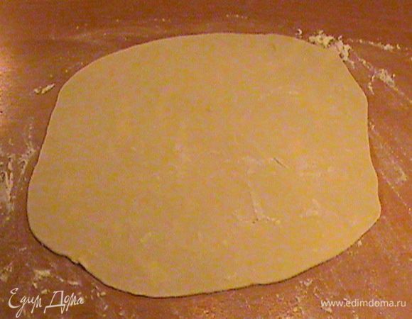 Достаем тесто из холодильника. Раскатываем один шарик в круг, диаметром 20 см.