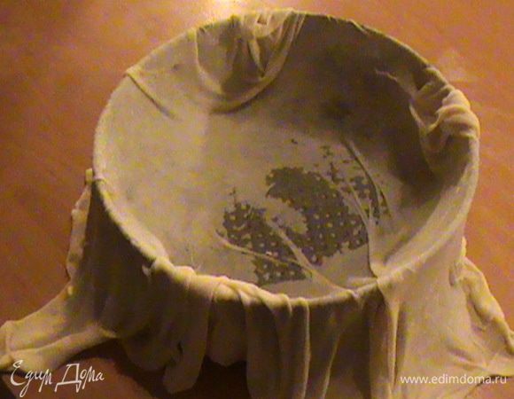 Первый пласт кладем в заранее смазанную маслом форму, чтобы края свисали.