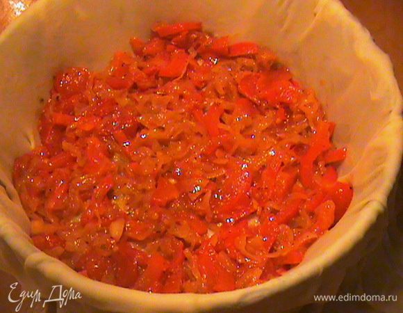 Второй пласт делим на 2 части. Кладем второй пласт в форму и выкладываем на него овощную начинку.