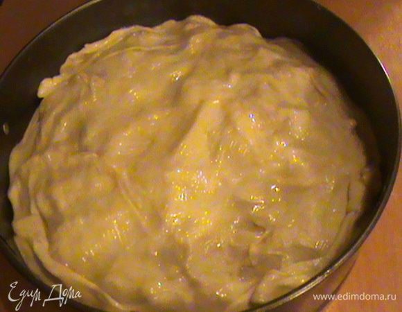 В самом конце накрываем всё свисающими с формы краями теста. Если у Вас осталось тесто, можно накрыть им сверху пирог. Смазываем маслом и ставим в разогретую до 180 градусов духовку на 1 час. Пастийя должна подрумянится.