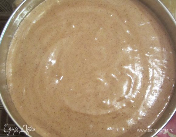 Влейте тесто в смазанную маслом форму, выпекайте 30–40 минут при 180°C. 