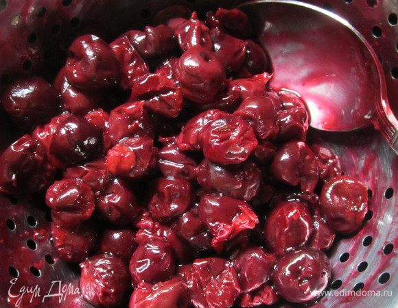 Сделайте пропитку. Кастрюльку с вишней поставьте на огонь, добавьте сахар. После того как закипит, влейте крахмал, разведенный в 50 мл воды, перемешайте и варите минут 5–10 минут до загустения.