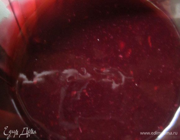 Остудите, слейте сироп, добавьте в него вишневую настойку.