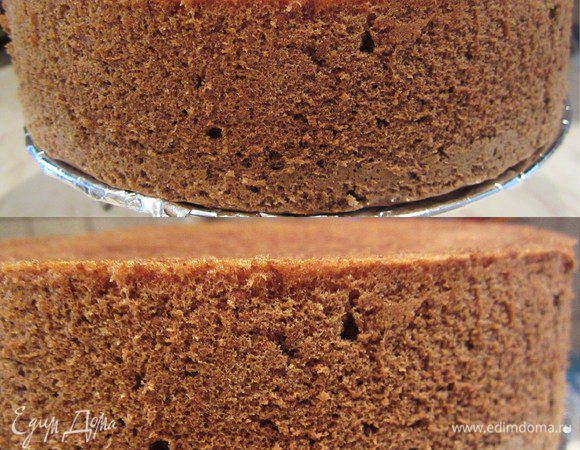 Выньте готовый бисквит из духовки и остудите его.