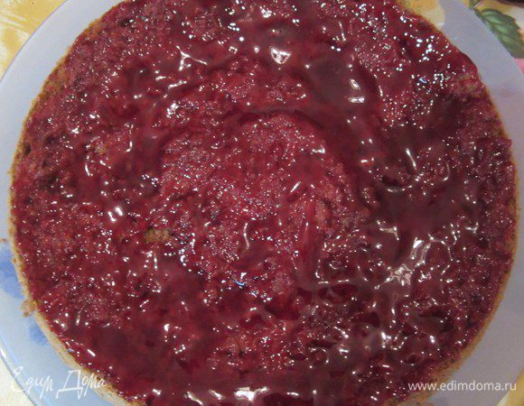 Разрежьте бисквит на 2 части и пропитайте вишневым сиропом.