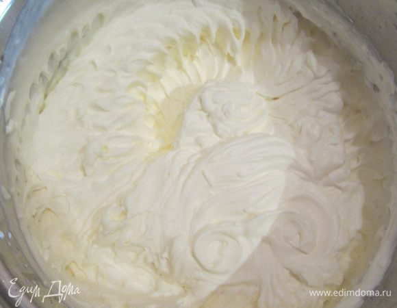 Сливки взбейте с сахарной пудрой и ванилином до устойчивой пены. Сначала пропитайте каждый корж сиропом, затем смажьте кремом, на крем выложите вишню и накройте коржом. Повторите со следующим коржом, кроме верхнего. По верхнему коржу распределите взбитые сливки, обмажьте кремом края торта и украсьте тертым шоколадом и консервированными вишнями. Приятного аппетита!