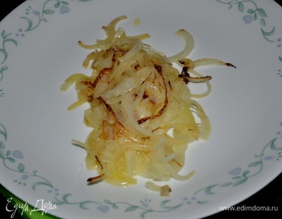 Разогреть сковороду, растопить масло. Добавить лук и жарить примерно 5-6  мин. Посолить и поперчить и выложить на тарелку.