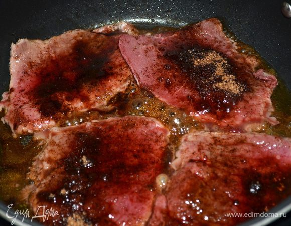 Смешать корич. сахар с чили и обсыпать этой смесью наши стейки с 2-х сторон, слегка вдавливая смесь.Посолить и поперчить по желанию. Выложить на сковороду после лука и обжаривать 15 мин. на сред. огне. Стейки снимем с огня переложим на тарелку,вернем лук и прожарим его 1-2 мин.