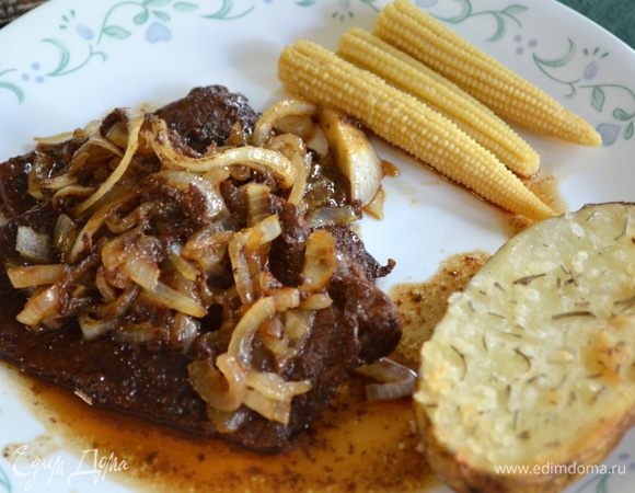 Подаем стейки  с жареным луком и  гарниром. Приятного аппетита.