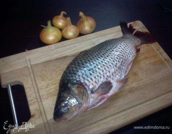 Почистить рыбу и лук