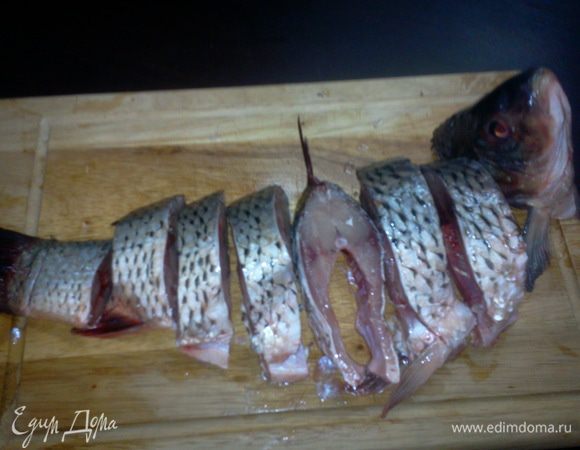 Рыбу нарезать кусочками толщиной 3 - 4 см
