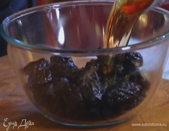Чернослив и изюм залить коньяком и оставить набухать.
