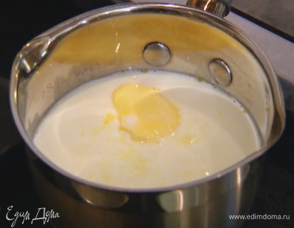Сливочное масло и молоко поместить в небольшую кастрюлю и растопить.