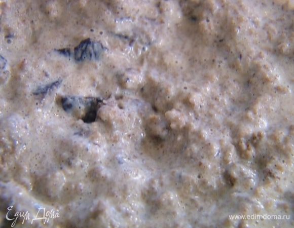 Залить хлеб растопленным маслом с молоком так, чтобы он весь был покрыт жидкостью и полностью пропитался.